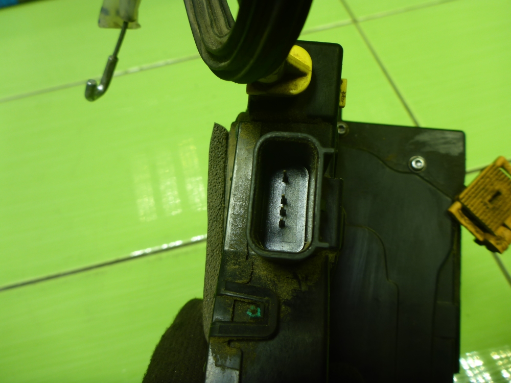 Замок двери передней правой