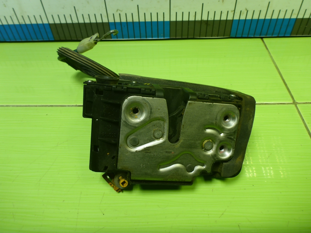 Замок двери передней правой