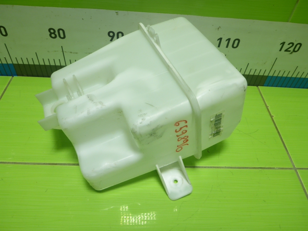 Бачок омывателя лобового стекла