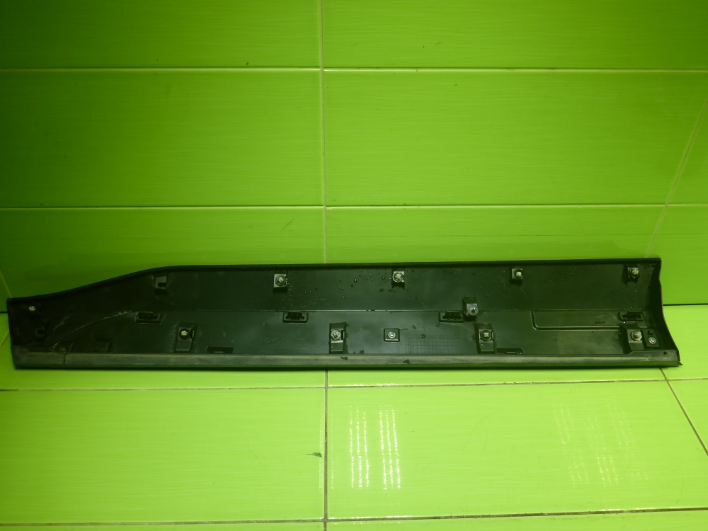 Накладка двери передней правой