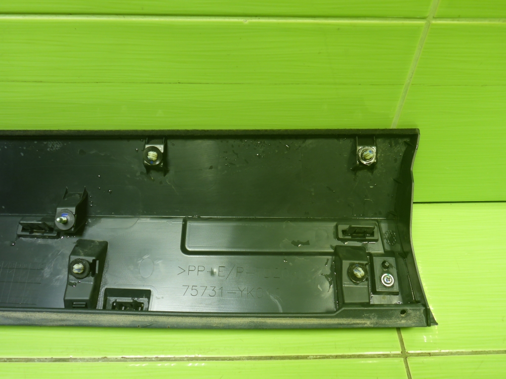 Накладка двери передней правой