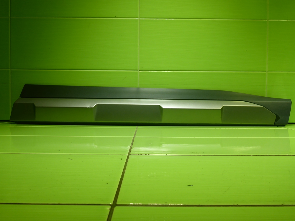 Накладка двери передней правой