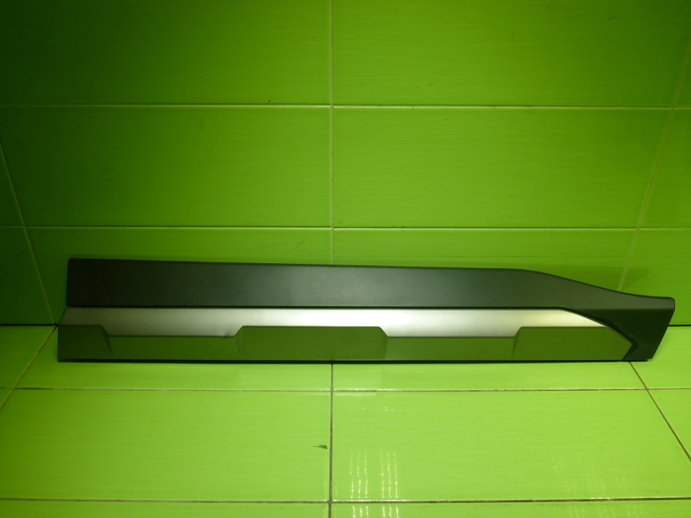 Накладка двери передней правой