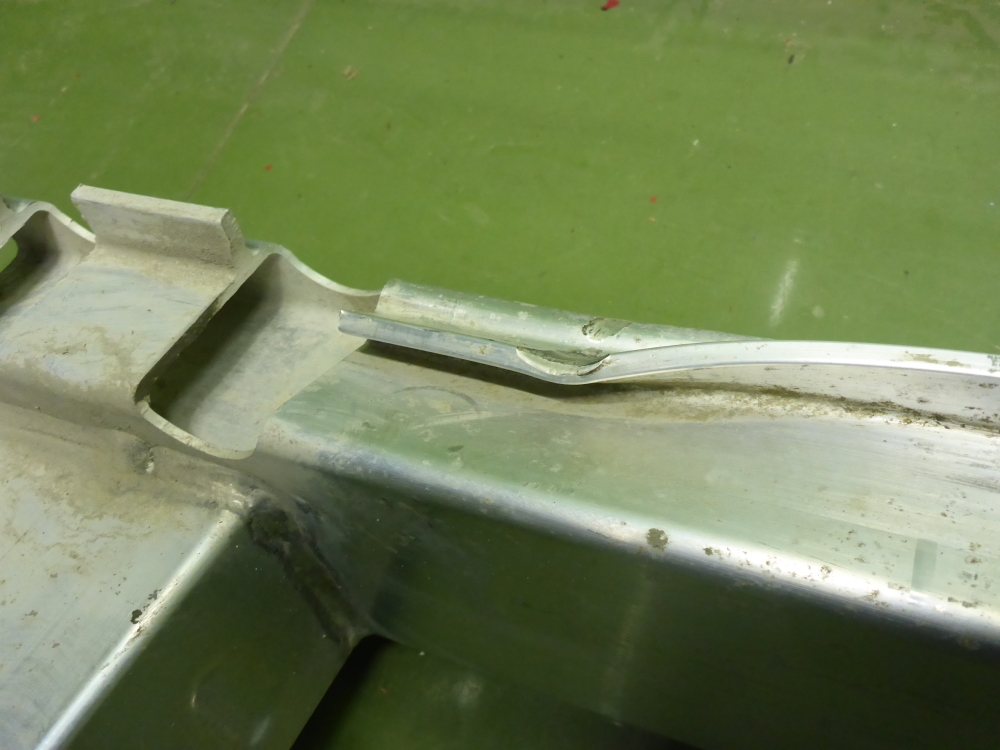 Усилитель заднего бампера