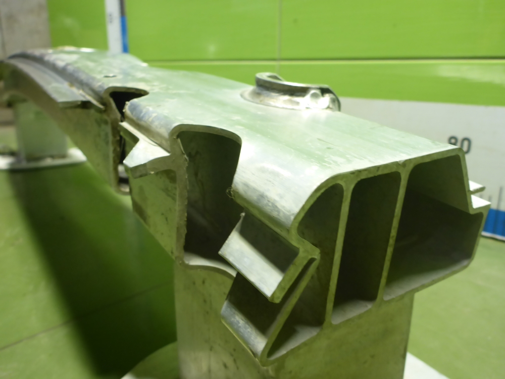 Усилитель заднего бампера