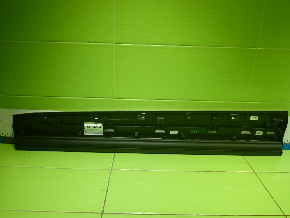 Накладка двери передней правой