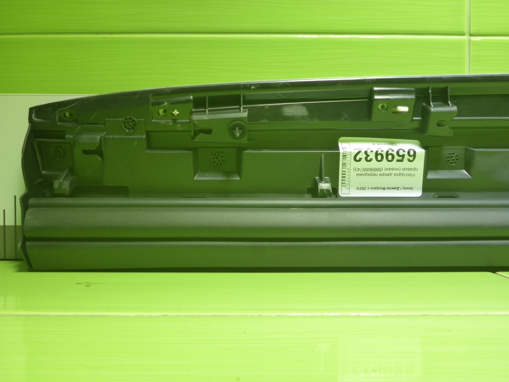 Накладка двери передней правой