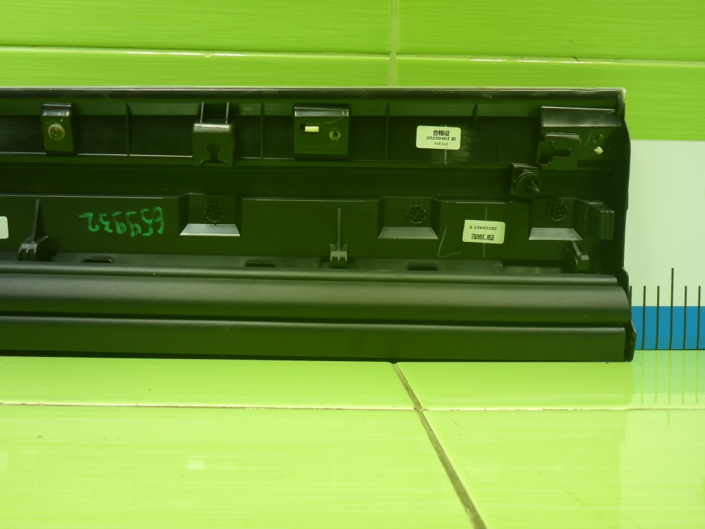 Накладка двери передней правой