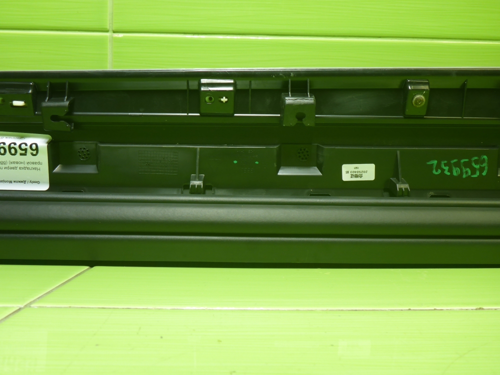 Накладка двери передней правой