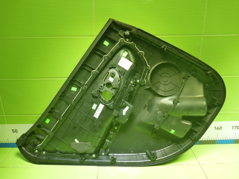 Обшивка двери задней правой