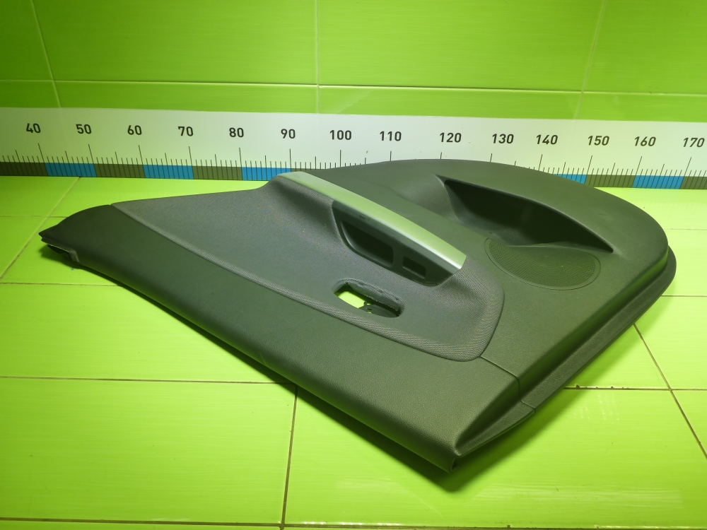 Обшивка двери задней правой