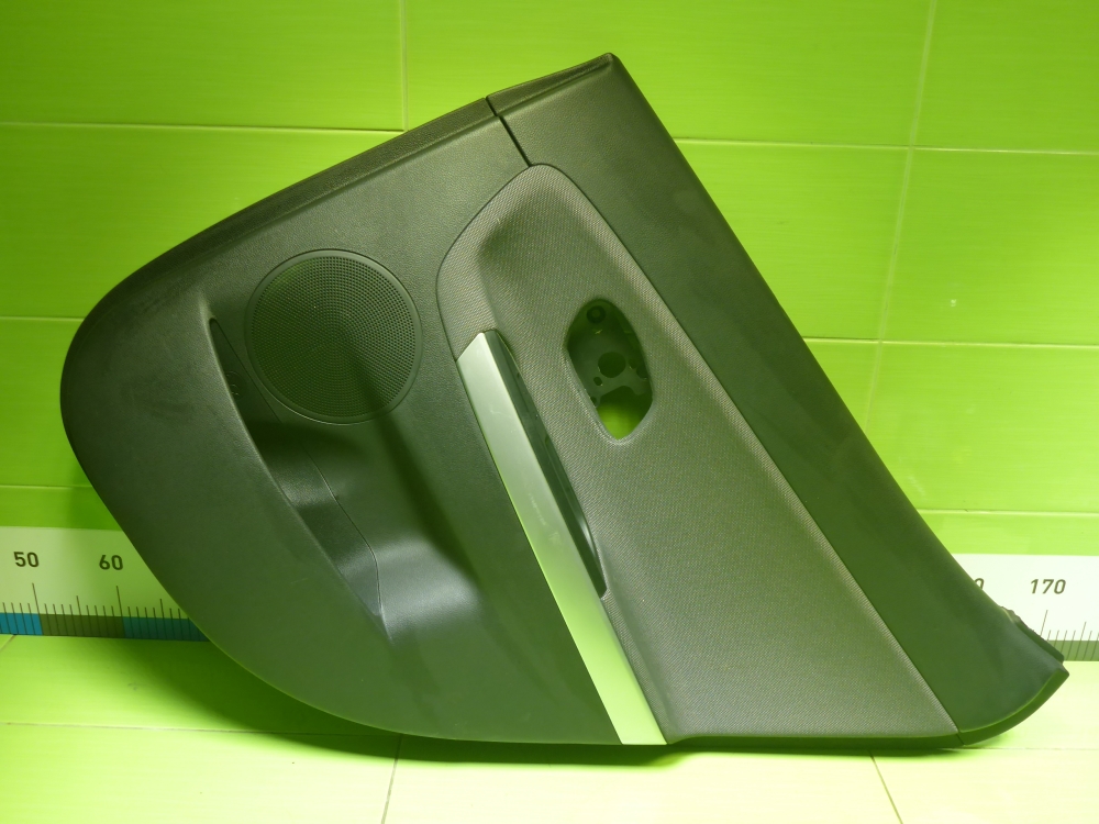 Обшивка двери задней правой