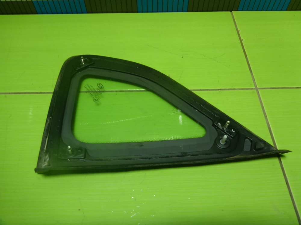 Стекло кузовное глухое левое