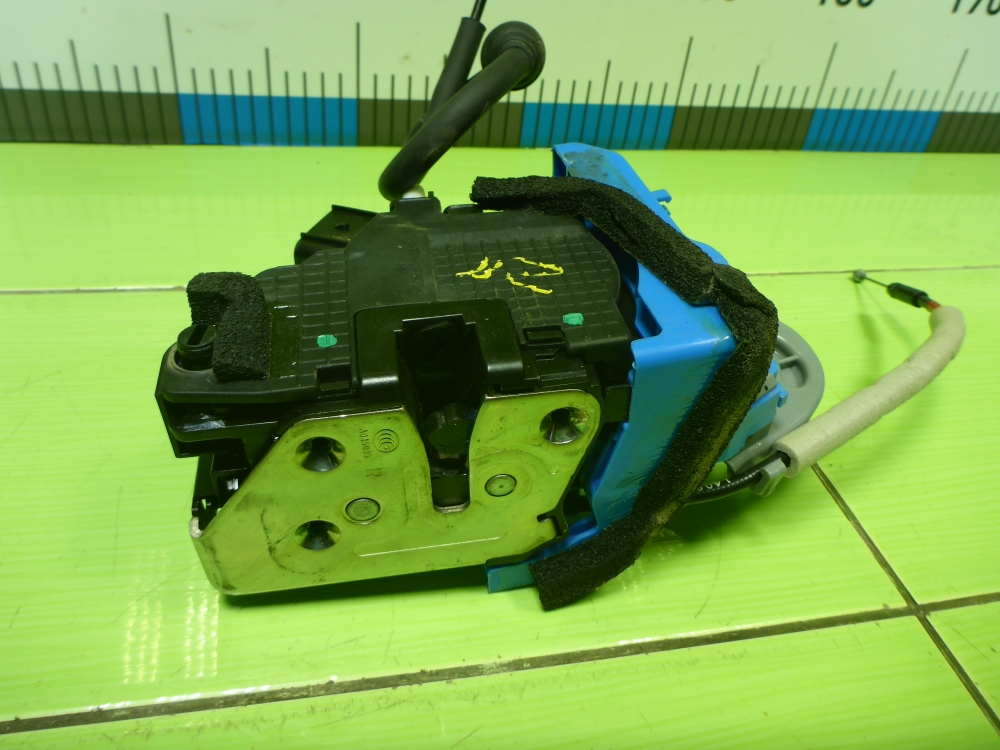 Замок двери задней правой