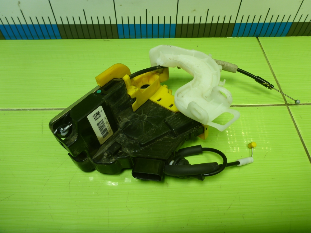 Замок двери передней правой