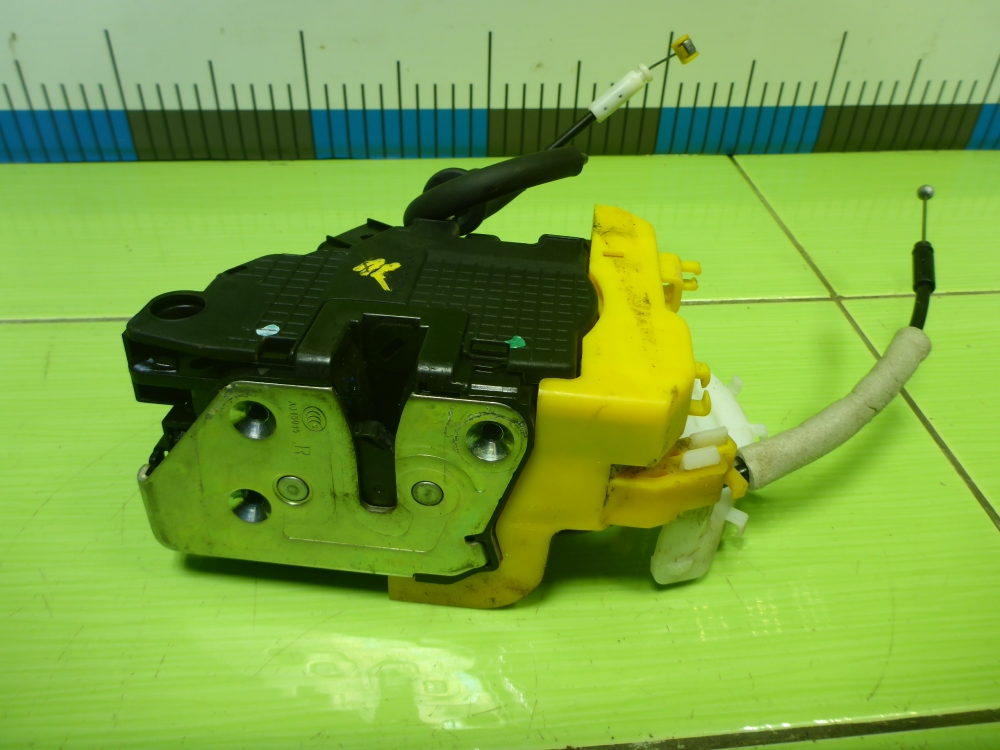 Замок двери передней правой