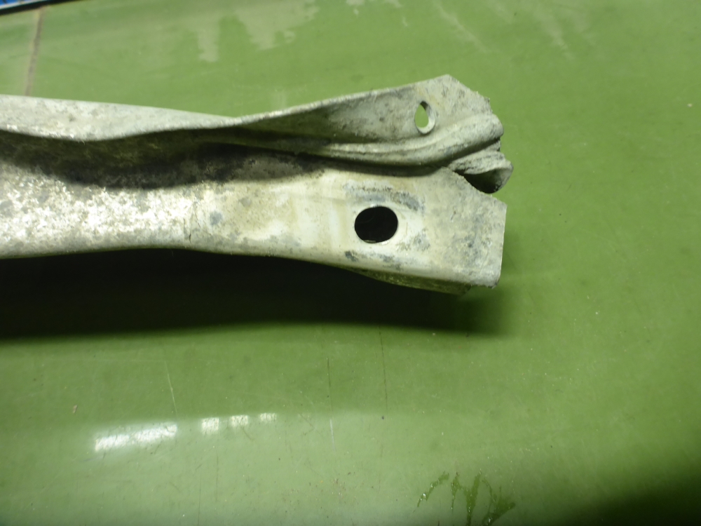 Усилитель переднего бампера