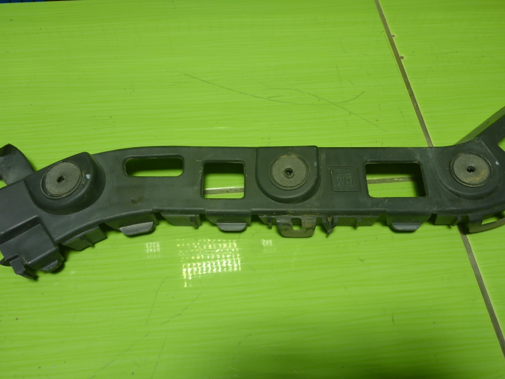 Кронштейн заднего бампера правый