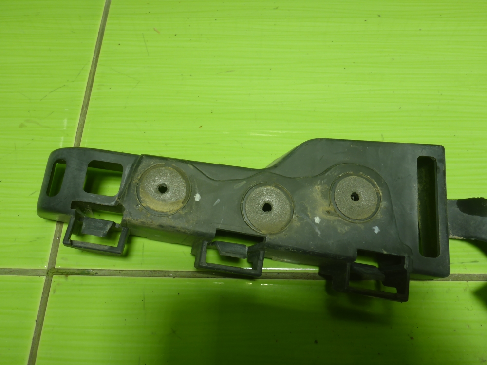 Кронштейн заднего бампера правый