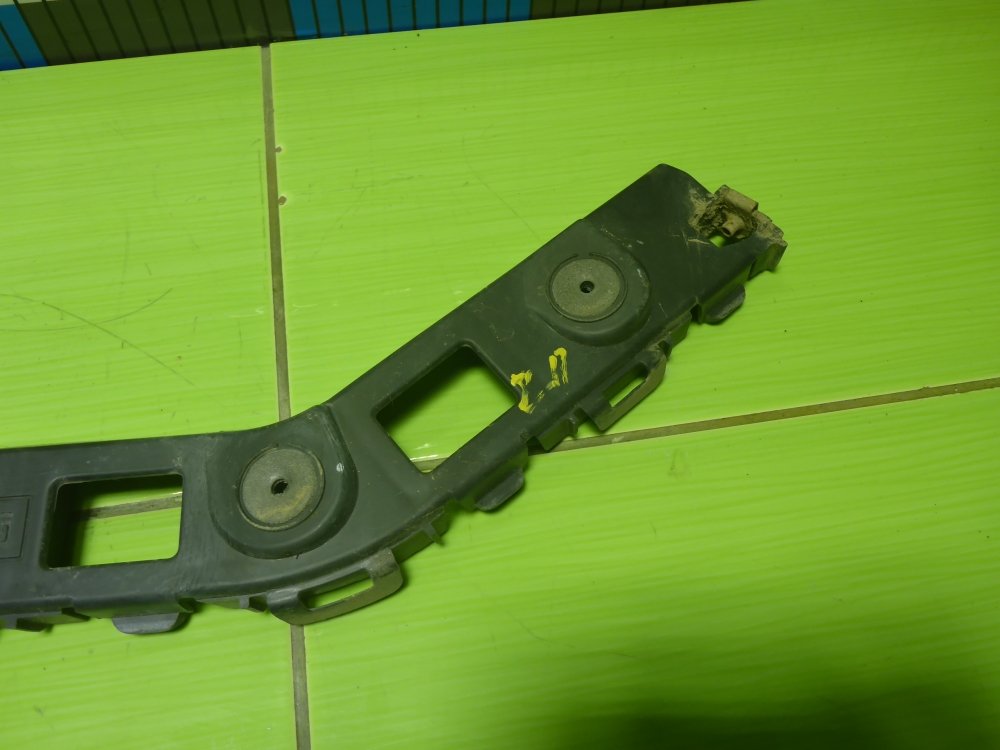 Кронштейн заднего бампера правый