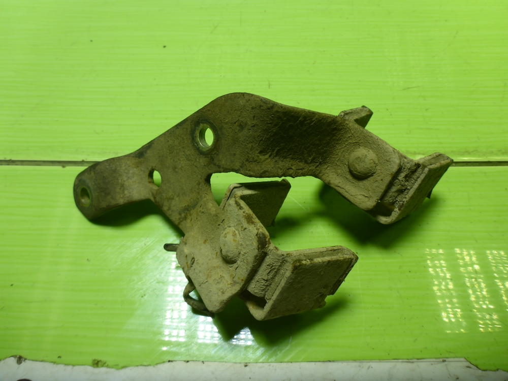 Кронштейн крепления троса КПП