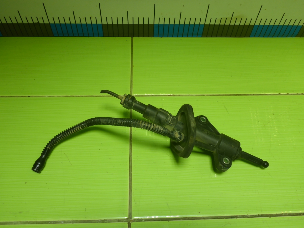 Цилиндр сцепления главный