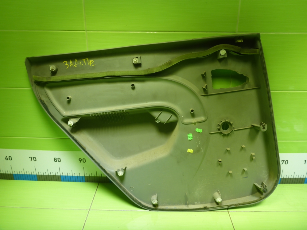 Обшивка двери задней правой