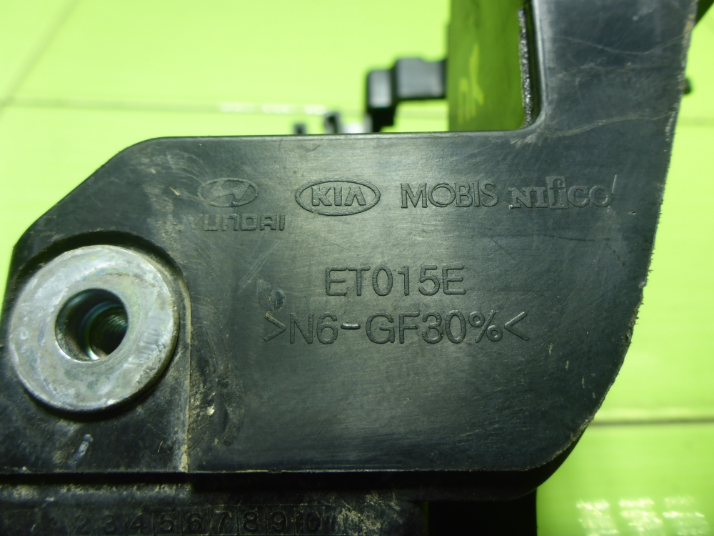 Кронштейн фар правый