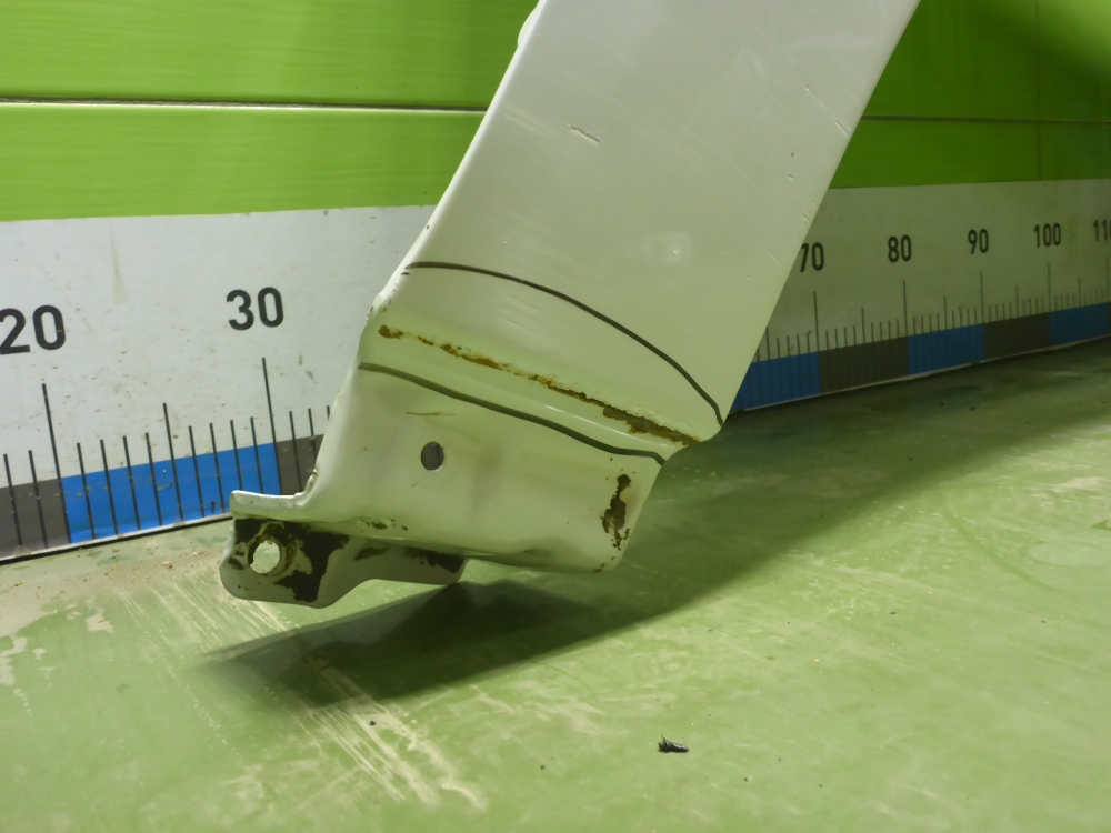 Крыло переднее правое