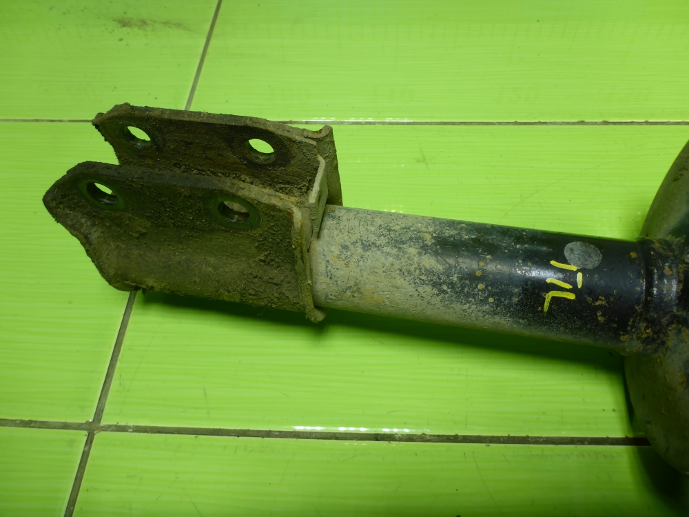 Амортизатор передний левый