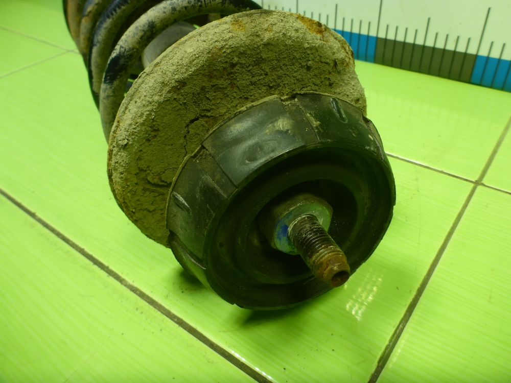 Амортизатор передний левый