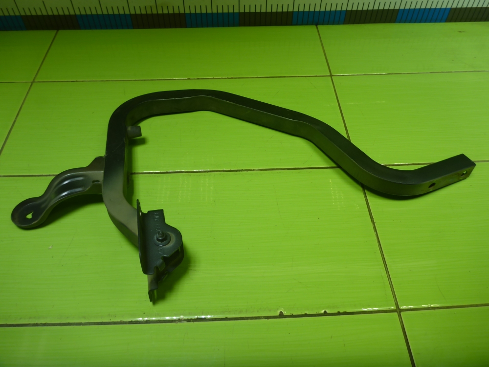 Петля крышки багажника