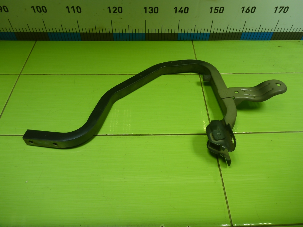 Петля крышки багажника