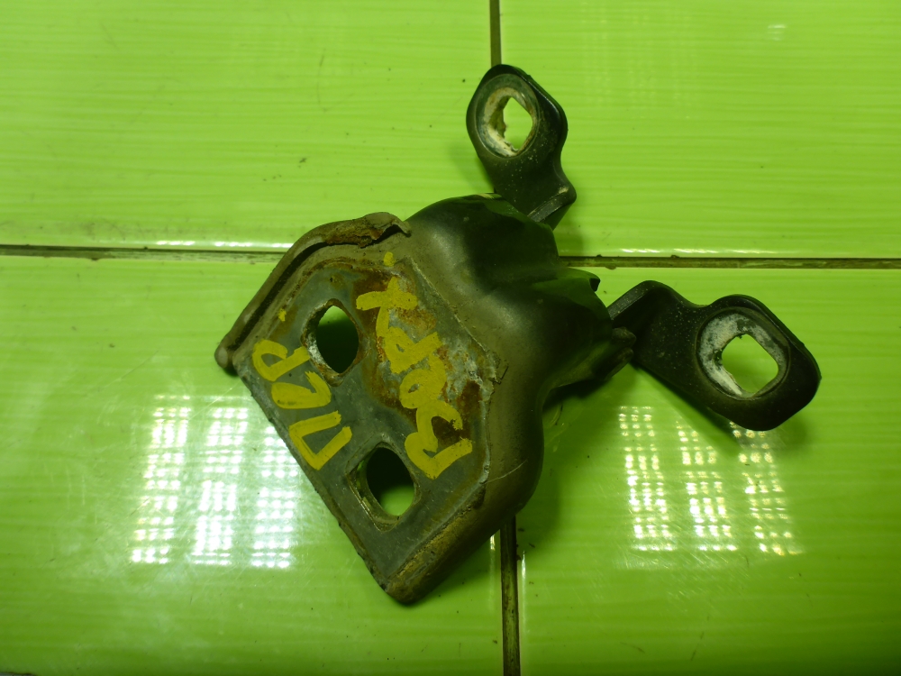 Петля двери передней правой верхняя