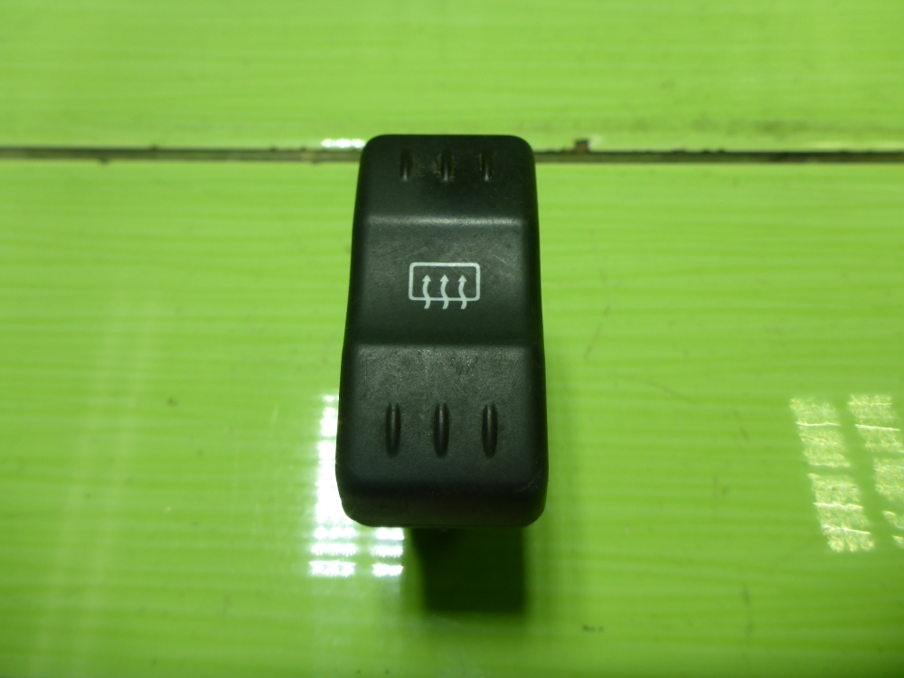 Кнопка обогрева заднего стекла