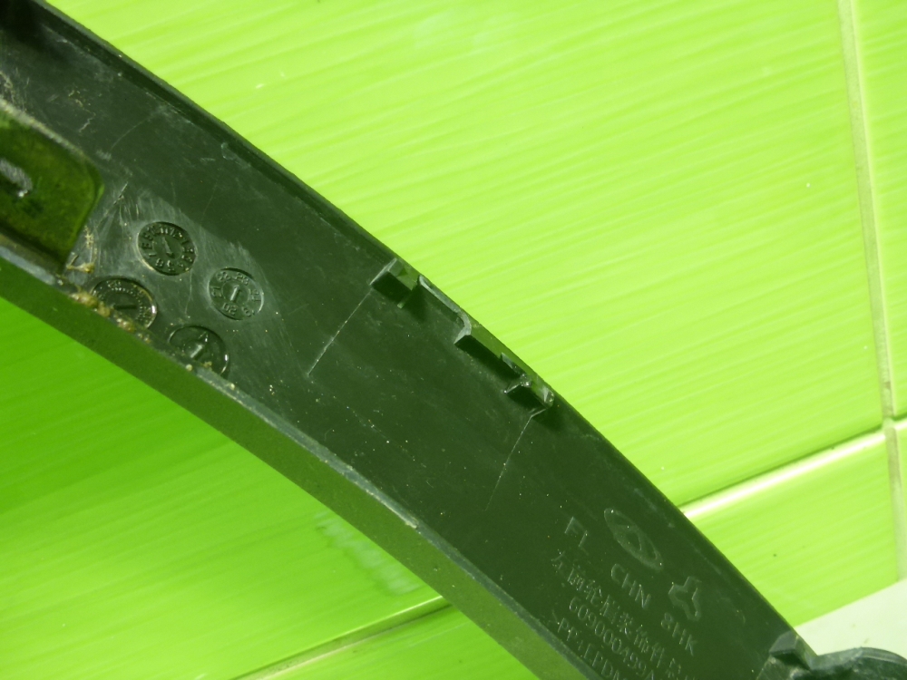 Накладка переднего крыла левого