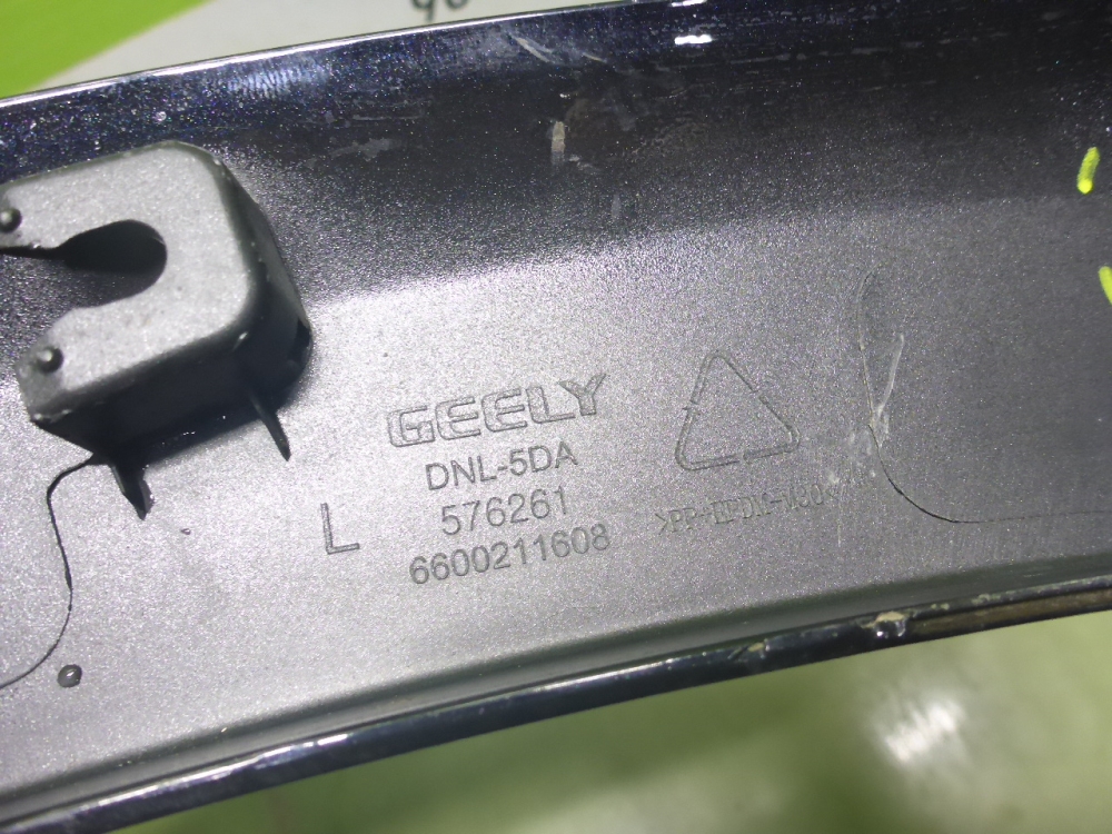 Накладка заднего крыла левого