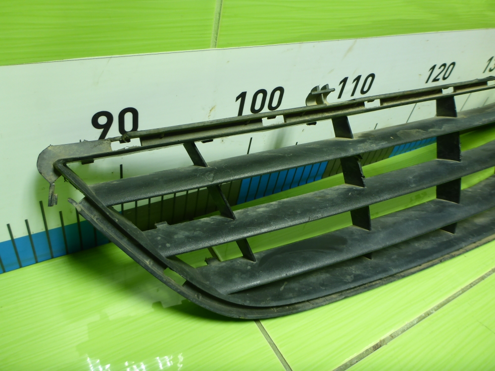 Решетка в бампер центральная