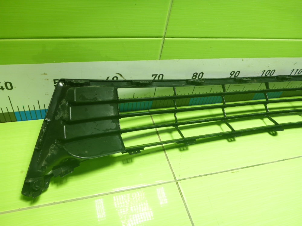 Решетка в бампер центральная