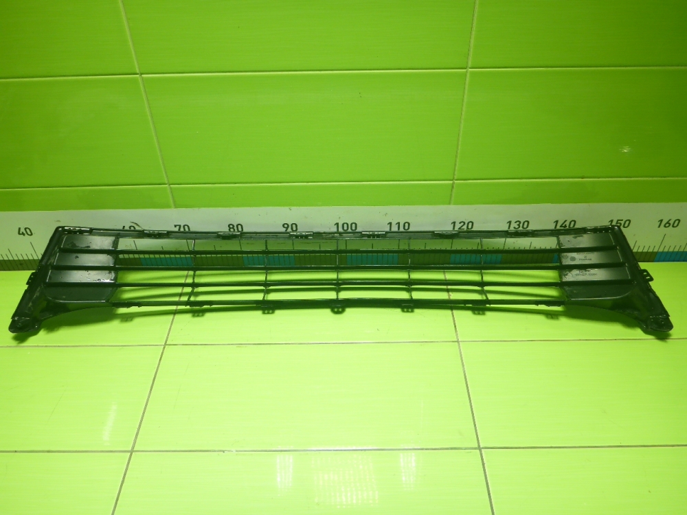 Решетка в бампер центральная