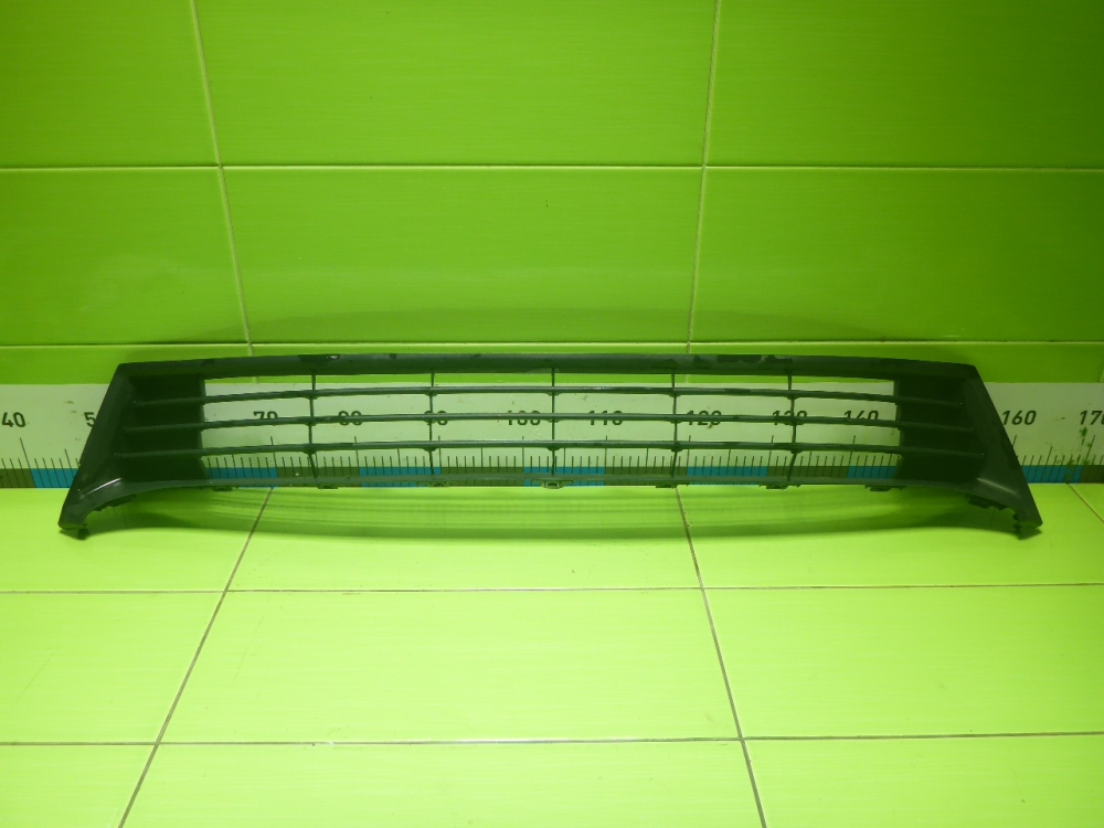 Решетка в бампер центральная