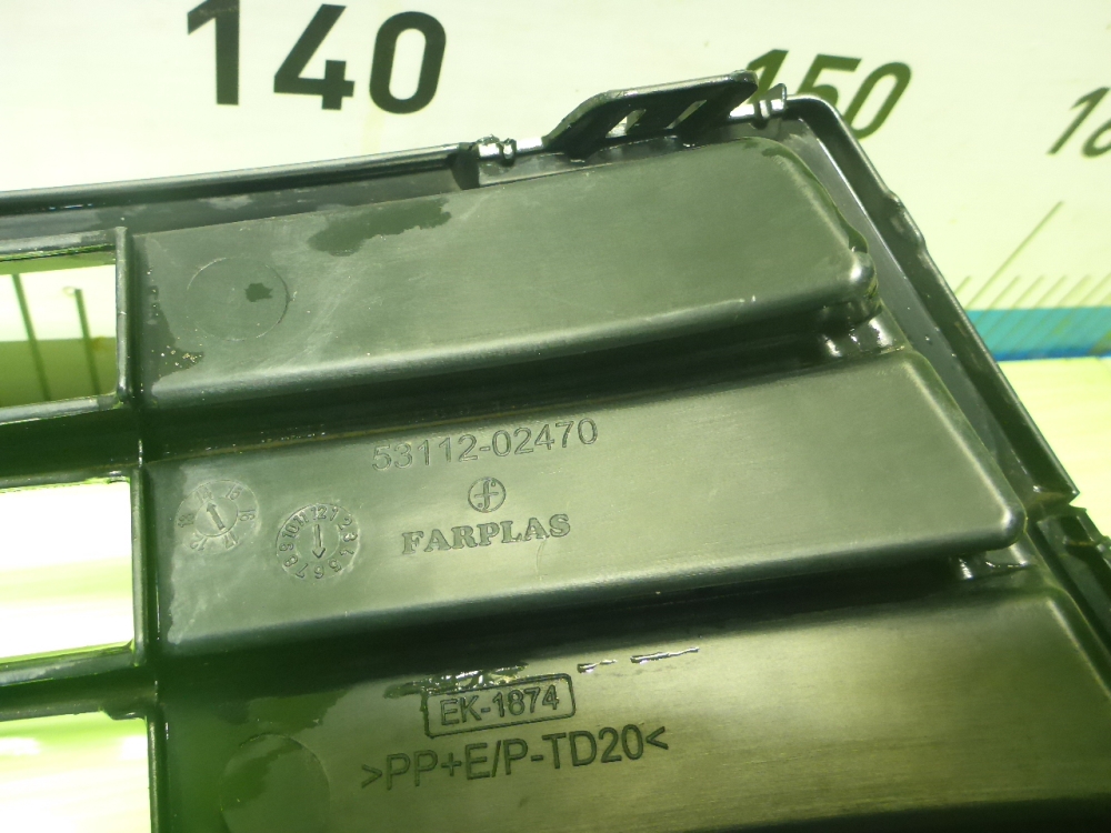 Решетка в бампер центральная