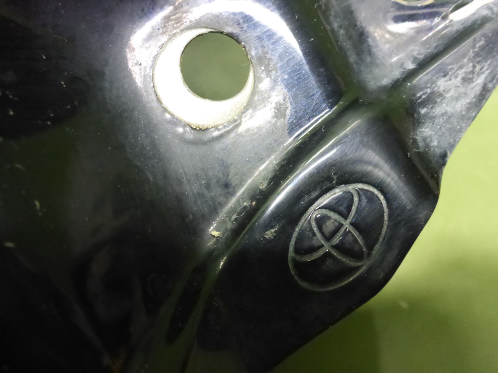 Крыло переднее правое