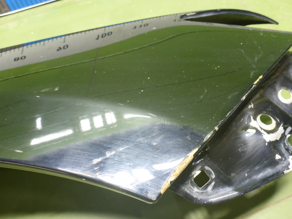 Крыло переднее правое