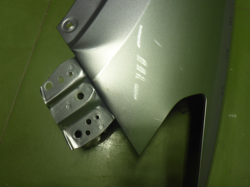 Крыло переднее правое