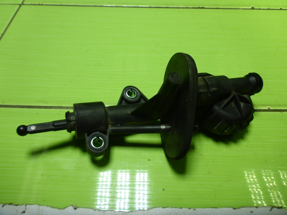 Цилиндр сцепления главный