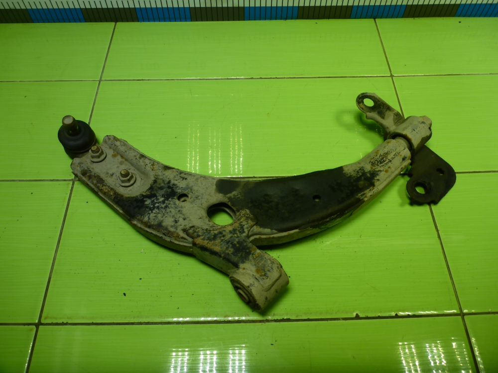 Рычаг передний правый