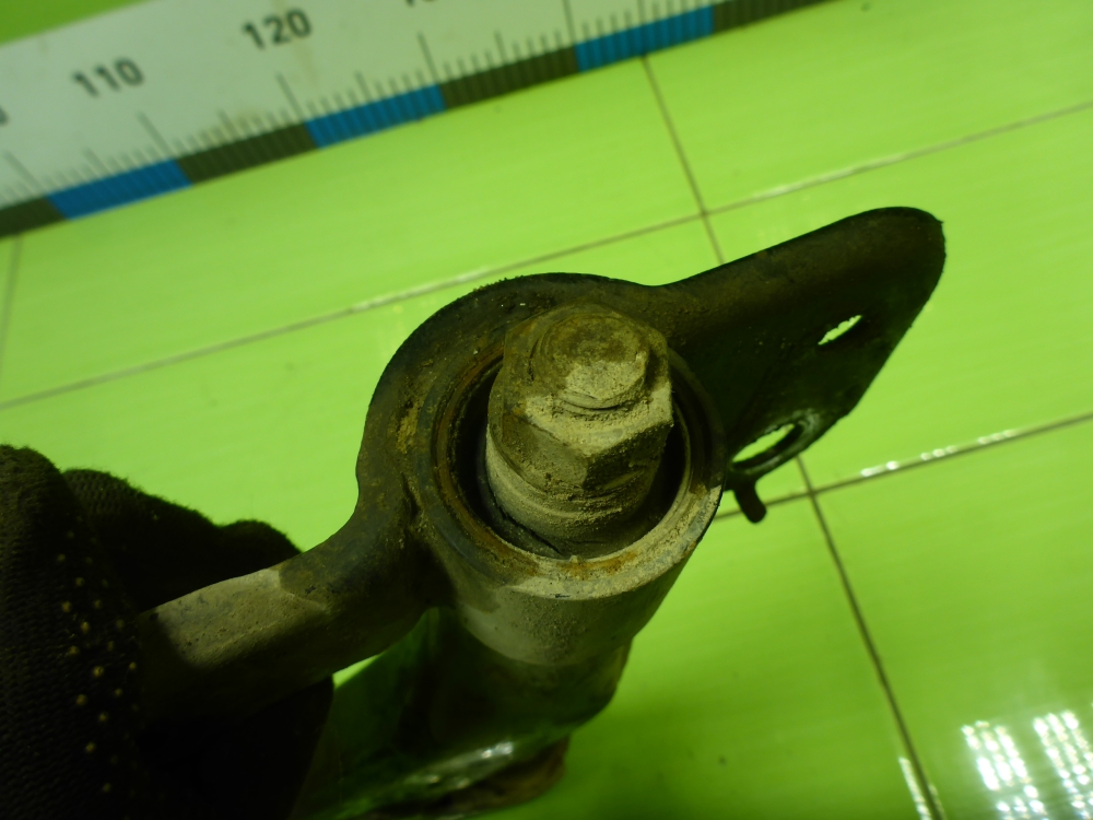 Рычаг передний правый