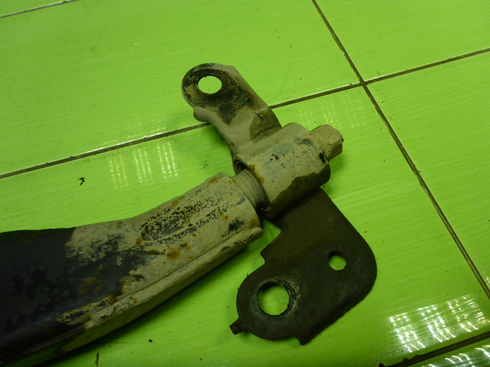 Рычаг передний правый