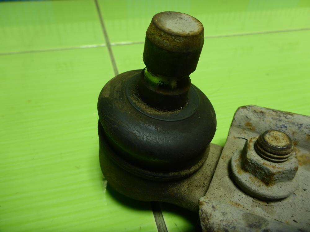 Рычаг передний правый